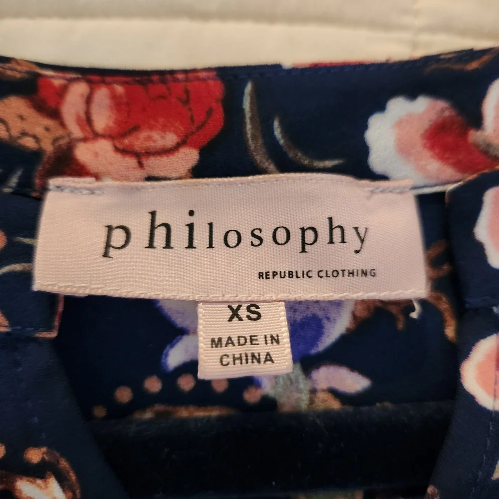 Philosophy Top, Blouse Floral Navy, Pink, Green V-neck Sz XS EUC Summer Tropical